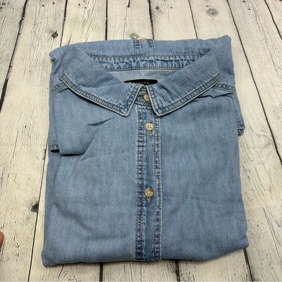 ASOS DESIGN Curve minimal denim shirt in lightwash blue - Picture 3 of 13